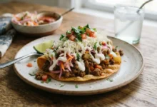 Enchilada hondureña casera con carne, repollo y queso