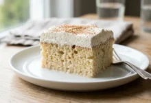 Porción de pastel de tres leches casero cremoso